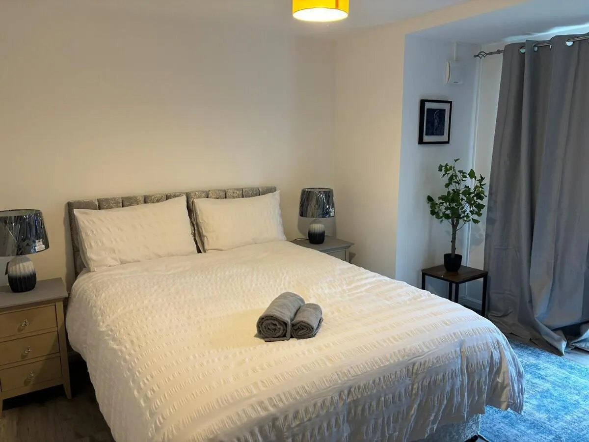 Apartment 2 Bed Room , Ensuite Flat Close To Heathrow, Windsor , Langley Langley Marish