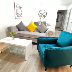 Holiday home Greenfield's Marlborough Grove Modern 3 - Bedroom Home, Langley, Langley Marish