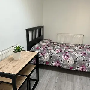 Apartment Modern Flat With Free Parking, Langley Marish